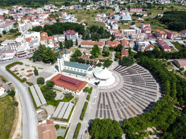 DJI_0603 Međugorje, Bosna i Hercegovina. Crkva u Međugorju, BiH, snimak dronom. Međugorje je jedno od najpopularnijih hodočasničkih mjesta za katolika u Europi.
