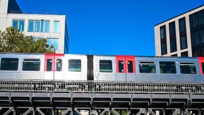 Voz prevozi putnike u gradu. Željeznice. Voz prevozi putnike u gradu. Željeznice. Transport u Hamburgu, Njemačka.