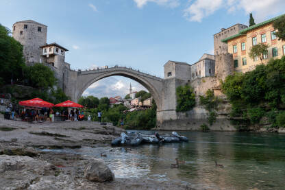Stari most u Mostaru Stari most u Mostaru i rijeka Neretva