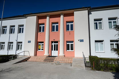 Zgrada opštine Drvar. Zgrada opštine Drvar u centru grada. Opštinska uprava.