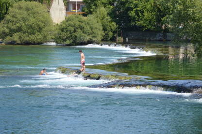 Una Una je rijeka u sjeverozapadnom dijelu Bosne i Hercegovine odnosno istočnom dijelu Like. Una čini i veliki dio prirodne granice Hrvatske i BIH.