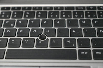 Tastatura na laptopu. Tastatura na laptopu. Slova na tastaturi.