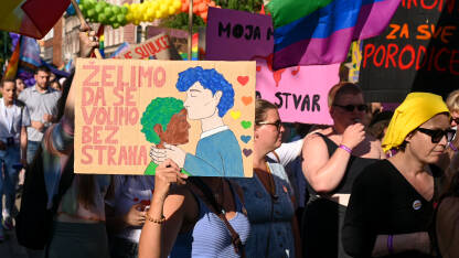 Povorka ponosa, Sarajevo. LGBTIQ Pride. Povorka ponosa, Sarajevo, Bosna i Hercegovina. LGBTIQ Pride. Protest. Borba za LGBTI prava. Građanke i građani šetaju ulicom sa transparentima i zastavama. Ljudska prava.