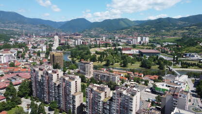 Centar Zenice Snimak dronom ka centru Zenice, sa nizom zgrada naziva "Kineski zid", Lamela, gradskom aernom.