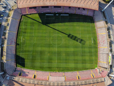 Stadion Bilino polje Stadion Bilino polje, Zenica, BiH. Snimak dronom nogometnog stadiona. Zeleni travnjak na fudbalskom stadionu. Igralište.