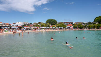 Vodice, Hrvatska: Ljudi na moru. Vodice, Hrvatska: Ljudi na moru. Ljetni godišnji odmor. Turisti plivaju i zabavljaju se u vodi.