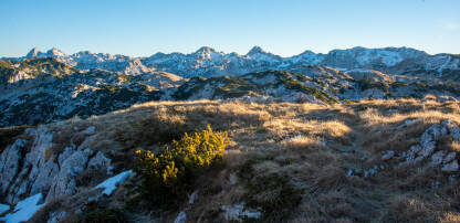 Planinski vrhovi Planina Prenj sa vrhovima pod snijegom.