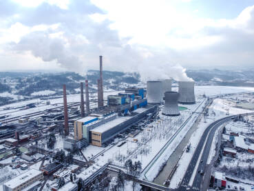 Industrijsko zagađenje zraka Industrijsko zagađenje zraka, snimak dronom. Toksičan dim iz industrijske zone