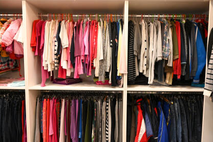 Odjeća u trgovini Odjeća trgovini. Odjeća visi na vješalici u second hand prodavnici. Veste, košulje, bluze, hlače, suknje i ostala odjeća za prodaju u trgovačkom centru.