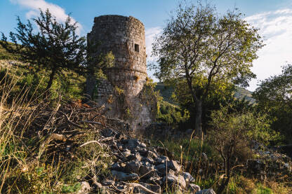 Kula Brankovića, Trebinje Kula Brankovića je arheološki lokalitet koji se nalazi se u Trebinju, u gradskom naselje Police. Spada u kule stražare. Smatra se da je sagrađena 1323. godine od strane vojvode Mladena Mladenovića