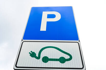Parking rezervisan za električne automobile. Znak za punjenje električnog vozila. Parking rezervisan za električne automobile. Stanica za punjenje.
