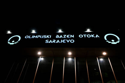 Olimpijski bazen Otoka, Sarajevo. Olimpijski bazen Otoka, Sarajevo, BiH. Natpis na zgradi.