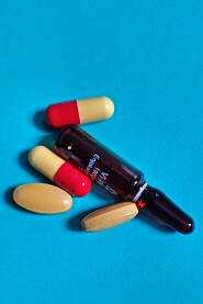 Tablete, lijekovi, medikamenti, na plavoj podlozi