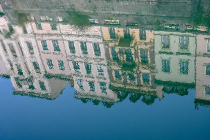 Refleksije zgrade u rijeci, Ljubljana. Refleksije zgrade u rijeci, Ljubljana, Slovenija.