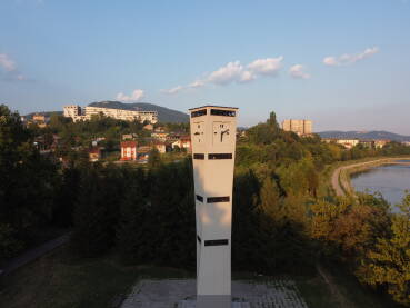 Sahat kula u Zenici Sahat kula u Zenici koju je izgradila vojna misija Republike Turske 2009. godine. Nalazi se u parku Kamberovića polje, u dijelu parka pod nazivom Turski park.