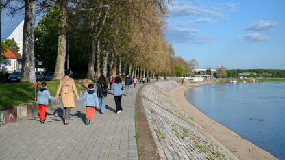 Slavonski Brod, Hrvatska, ljudi šetaju šetalištem uz rijeku Savu. Kej uz Savu.