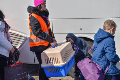 Izbjeglice iz Ukrajine Volonterka u Slovačkoj pomaže izbjeglicama iz Ukrajine. Djevojka nosi psa u transporteru.