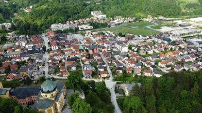Fojnica se nalazi u centralnom dijelu Bosne i Hercegovine, oko 50 km zapadno od Sarajeva i 587 m iznad nivoa mora. Površina općine iznosi 308 km2.