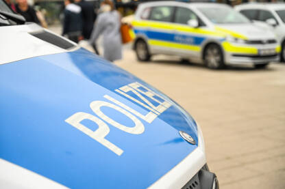 Policija, Njemačka Automobili njemačke policije na ulici. Policijski automobil s natpisom "Polizei". Policijski patrolni automobil parkiran na ulici u Njemačkoj.