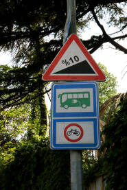 Saobraćajni/prometni znakovi Nagib od 10% , električni autobus, zabrana saobraćaja za bicikle