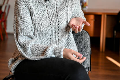 Ruke mlade žene uključene u diskusiju. Ruke mlade žene uključene u diskusiju. Ženske ruke u neformalnom sastanku, izbliza. Ljudi koji prave pokrete tokom govora.