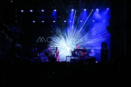 Skye Edwards, pjevačica benda Morcheeba Skye Edwards, pjevačica britanskog benda Morcheeba na festivalu. Shirley Klaris Yonavieve Edwards pjeva na bini.