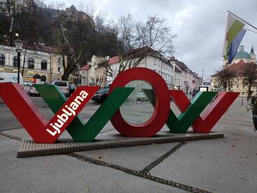 Instalacija WOW ispred Slovenskog turističko-informativnog centra.