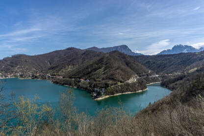 Jablaničko jezero Jablaničko jezero. Zaljev kod Ulazne građevine, zahvata (ulaza) vode, za potrebe Hidroelektrane Jablanica.