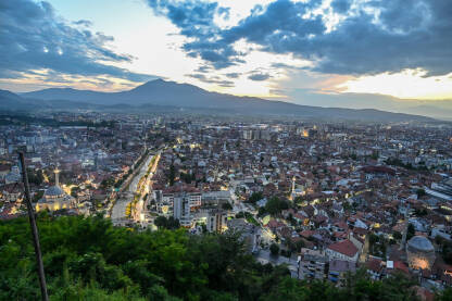 Prizren, Kosovo: Panoramski pogled na grad. Prizren, Kosovo: Panoramski pogled na grad. Zgrade, ulice i kuće u starom gradu.