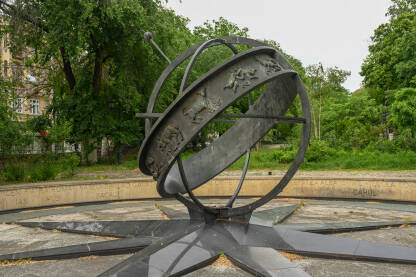 Spomenik u Bukureštu, zero mile. Tačka iz koje se mjeri udaljenost Bukurešta od drugih gradova. Smješten je u dvorištu crkve Svetog Jurja (St. George Church).