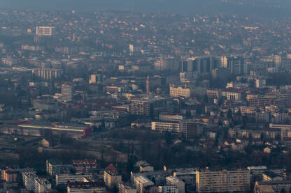 Banja Luka u izmaglici Urbani pejzaž grada Banja Luke u izmaglici u sumrak