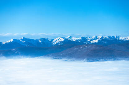 Vrhovi planine Vranice pod snijegom i maglom