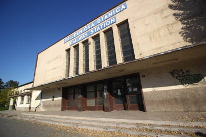 Zgrada željezničke stanice u Zenici sa natpisom i znakom.