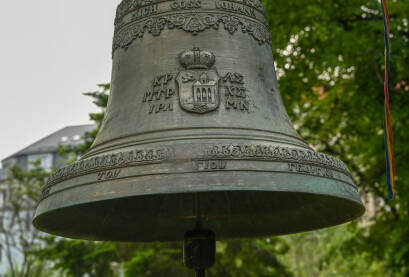 Spomenik posvećen Julius Maniu, rumunskom političaru koji je bio premijer zemlje u nekoliko mandata. Bio je predsjednik Nacionalne seljačke stranke. Počasni član Rumunske akademije.