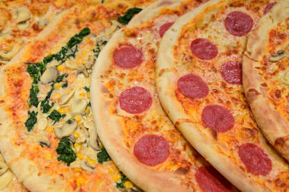 Ukusne pizza servirane u restoranu. Ukusne pizza servirane u restoranu. Brza hrana. Mnogo različitih vrsta italijanskih pica na stolu.