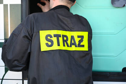 Slovačka: Vatrogasac u zaštitnoj uniformi. Slovačka: Vatrogasac u zaštitnoj uniformi sa natpisom na slovačkom jeziku.