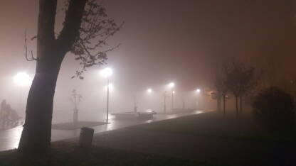 Magla Banja Luka, Gospodska ulica, centar u magli. Smanjena vidljivost, smog, zagađenje zraka.
