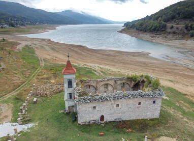 Ruševine stare crkve, snimak dronom. Mavrovo, Sjeverna Makedonija. Ruševine stare crkve. Mavrovo, Sj. Makedonija. Crkva Svetog Nikole, izgrađena 1850. godine. Crkva je potopljena 1953. godine prilikom izgradnje Mavrovskog jezera, ali je vidliva tokom ljeta i suša.