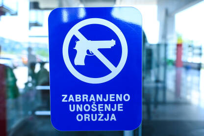 Zabranjeno unošenje oružja Zabranjeno unošenje oružja. Znak zabrane. Pištolj.
