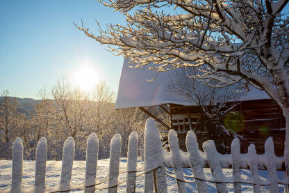 Stara štala u snijegu