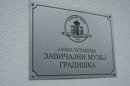 Zavičajni muzej u Gradisci, tabla sa natpisom