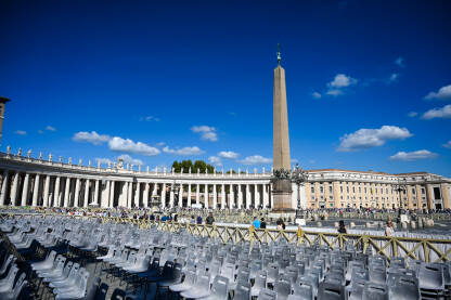 Vatikan: Ljudi na trgu svetog Petra. Turisti istražuju Rim i Vatikan.