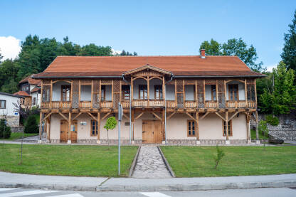 Kuca Cekovića, Pale Kuća Cekovića je kuća u Palama, na jugozapadnom dijelu Pala u Romanijskoj ulici. Građena od 1902. godine a gradnja je završena 1915. godine.