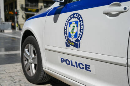 Simbol policije na automobilu u Grčkoj. Helenska policija. Policijski patrolni automobil u Grčkoj. Simbol grčke policije na automobilu