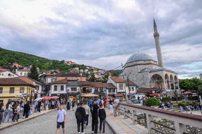 Prizren, Kosovo: Zgrade u centru grada. Ljudi šetaju u gradu.