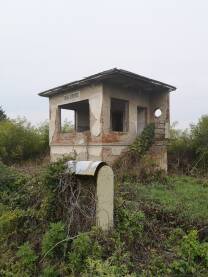 Skretničarska kućica Skretničarska kućica na pruzi u Šamcu