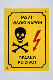 Znak pazi visoki napon, opasno po život Znak za opasnost od strujnog udara. Znak upozorenja na trafostanici. Natpis: Pazi! Visoki napon. Opasno po život.