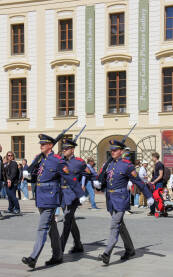 Smjena straže u Praškom zamku Ceremonija smjene straže u Praškom zamku. Ceremonija se odvija svakog dana tačno u podne, uz fanfare i zastave.