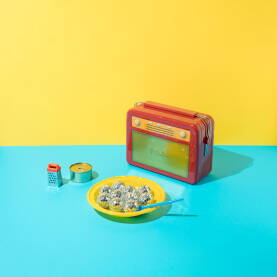 Retro radio Retro radio, žuti plastični tanjur s disko kuglama i plavom plastičnom kašikom, te rende i konzerva.