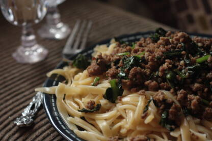 Pasta sa mesnim prilogom Pasta sa mesnim prilogom i sezonskim biljem